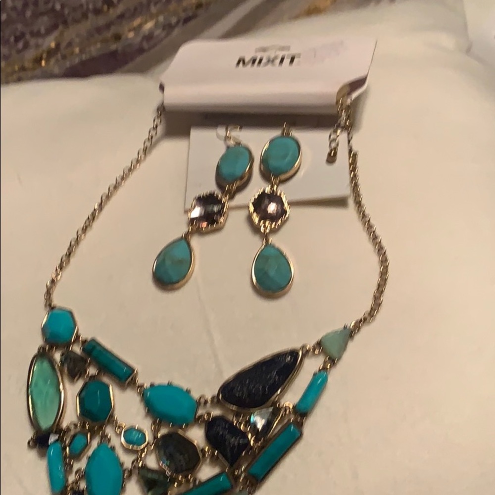 Necklace & earring set
